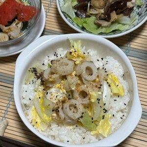 煮込み竹輪と新玉葱で卵丼